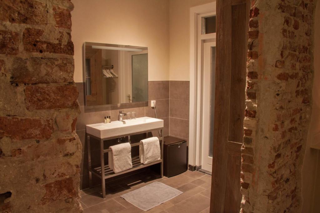 Bewaring Hotel