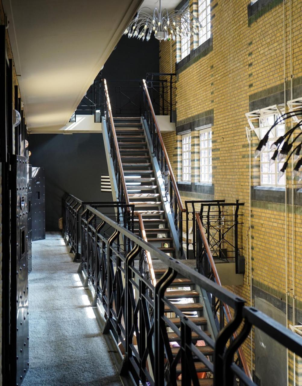 Bewaring Hotel