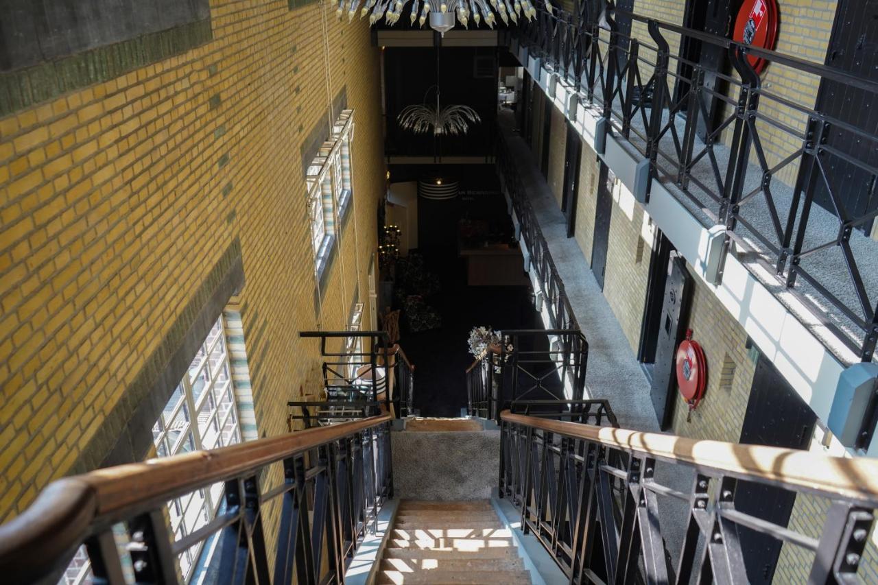 Bewaring Hotel